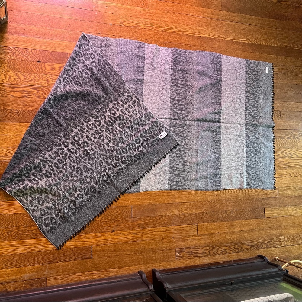 Beautiful wool reversible leopard print ombré shawl/wrap/XL scarf made in Italy